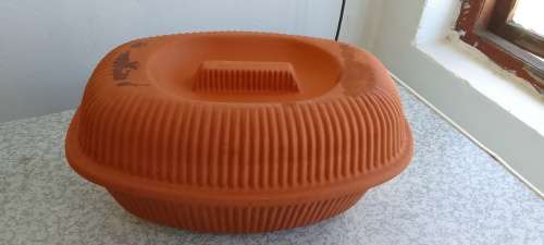 CLAY OVEN/ROASTING/BAKING DISH WITH LID IN PERFECT CONDITION