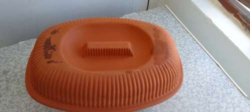 CLAY OVEN/ROASTING/BAKING DISH WITH LID IN PERFECT CONDITION
