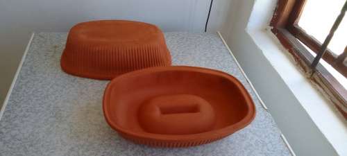 CLAY OVEN/ROASTING/BAKING DISH WITH LID IN PERFECT CONDITION