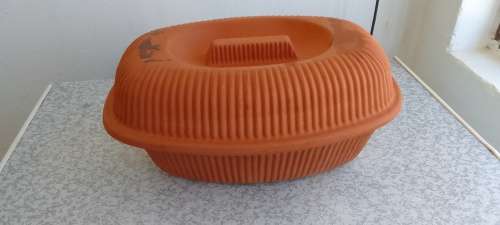 CLAY OVEN/ROASTING/BAKING DISH WITH LID IN PERFECT CONDITION