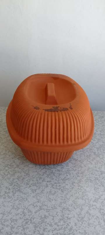 CLAY OVEN/ROASTING/BAKING DISH WITH LID IN PERFECT CONDITION