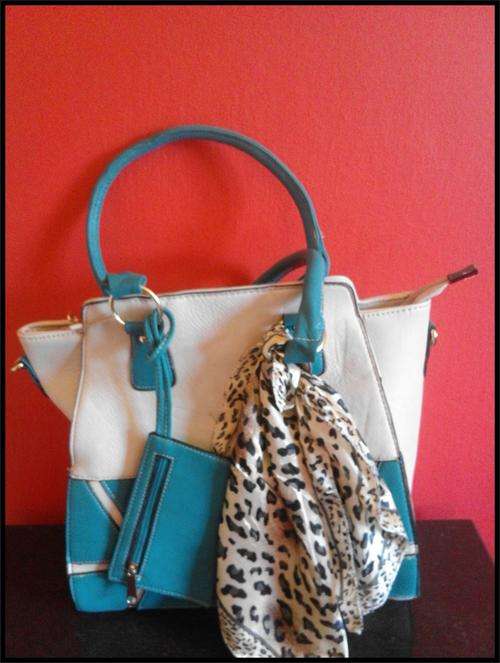 ****CRAZY SALE***Stunning Ladies Handbag ***With Scarf and Wallet***