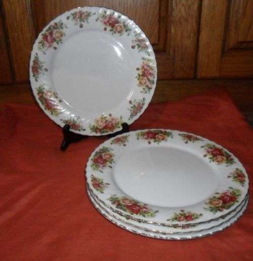 A SET OF 4 DINNER PLATES - ENGLISH ROSE ELEGANT CHINA