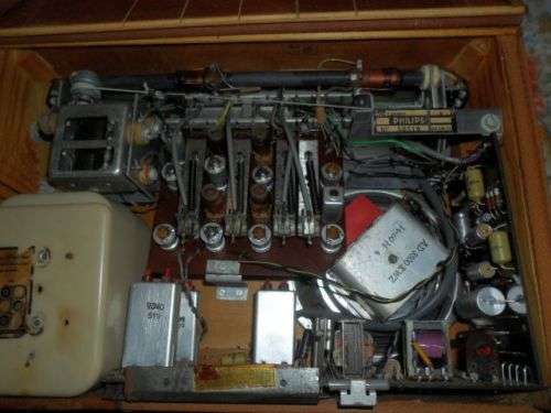 1950'S PHILIPS ALL TRANSISTOR 2 BAND PORTABLE RADIO