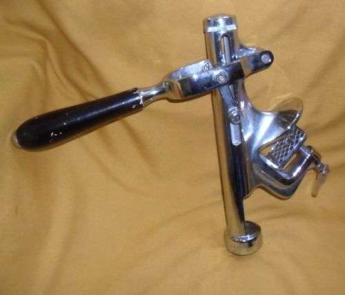 HIGH QUALITY HEAVY DUTY  WINE BOTTLE OPENER -CLAMPS TO TABLE