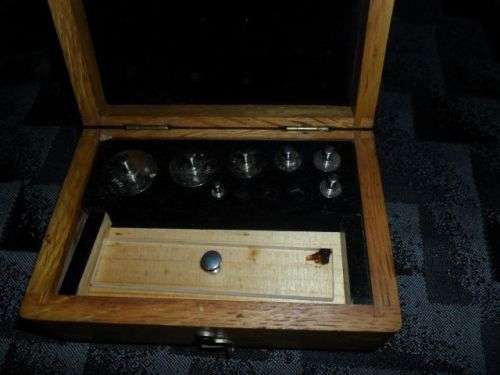 SET OF 7 ANALYTICAL WEIGHTS -UNSIGNED C 1870  UNSIGNED IN WOODEN BOX