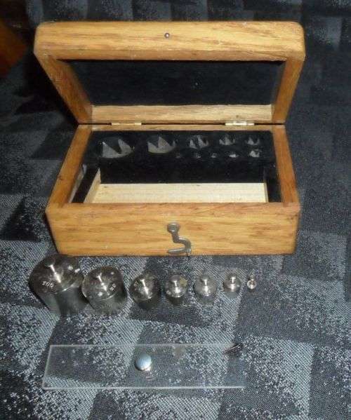 SET OF 7 ANALYTICAL WEIGHTS -UNSIGNED C 1870  UNSIGNED IN WOODEN BOX