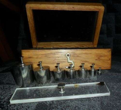 SET OF 7 ANALYTICAL WEIGHTS -UNSIGNED C 1870  UNSIGNED IN WOODEN BOX
