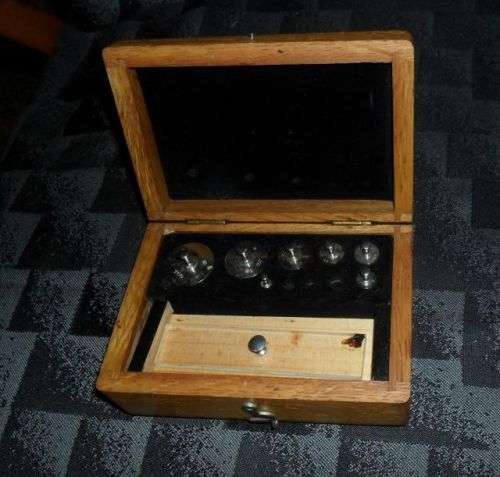 SET OF 7 ANALYTICAL WEIGHTS -UNSIGNED C 1870  UNSIGNED IN WOODEN BOX
