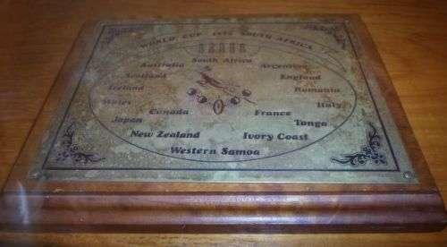 1995 WORLD CUP RUGBY BRASS AND WOOD PLAQUE 19CM X 14CM