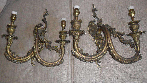 A PAIR OF HEAVY ANTIQUE BRASS WALL LIGHTS