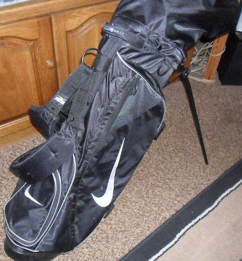 NIKE GOLF BAG ON STAND PLUS A SET OF DUNLOP GOLF CLUBS