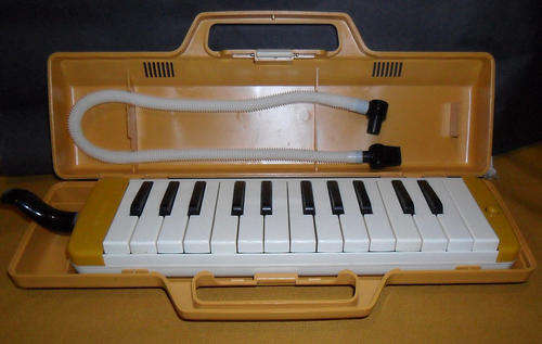 VINTAGE YAMAHA PIANICA WIND INSTRUMENT  - MODEL P-25C