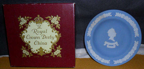 WEDGEWOOD COMMEMORATE 40TH ANNIVERSARY PLATE - 1952 -1992