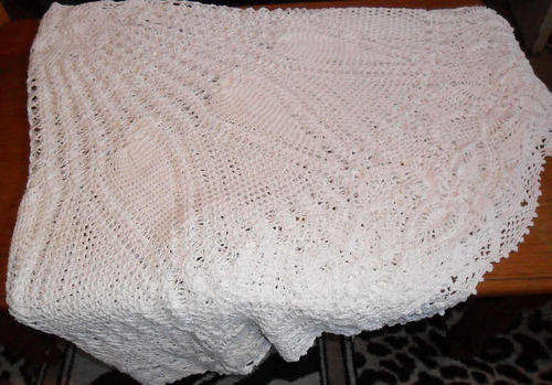 LOVELY LARGE ROUND CROCHETED TABLECLOTH