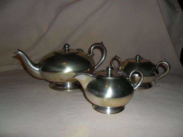 VINTAGE 3 PIECE TEA SET - RENOWN EPNS A1