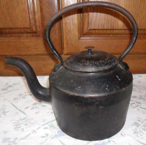 A, KENRICK AND SONS 6 PINT NO3 CAST IRON KETTLE