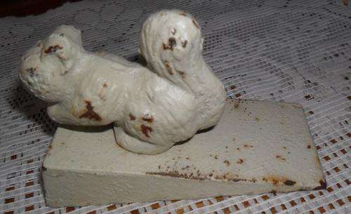 CAST IRON DOOR WEDGE - SQUIRREL