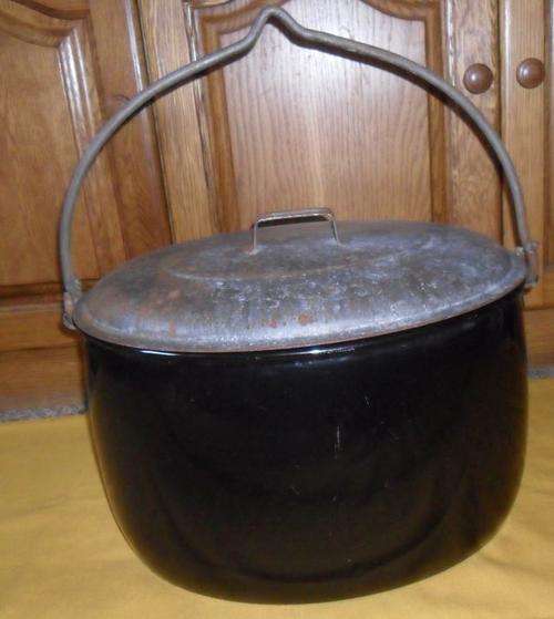 HUGE OVAL CAST IRON AND ENAMEL COOKING POT - JUDGEWARE 45CM X35CM X26CM