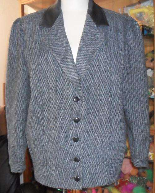 GREY TWEED SHORT JACKET BLACK LEATHER COLLAR -WOOLWORTHS SIZE 8