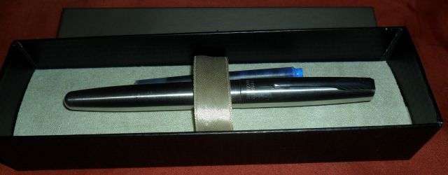 PARKER FRONTIER STAINLESS CHROME TRIM FOUNTAIN PEN - MEDIUM NIB -