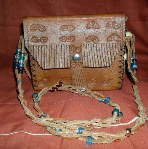 ATTRACTIVE LADIES LEATHER HANDBAG 17CM X 14CM X 7CM AS NEW