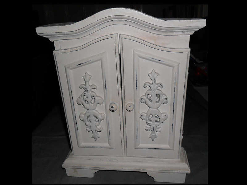 NOVEL MINIATURE KEY HOLDER CUPBOARD