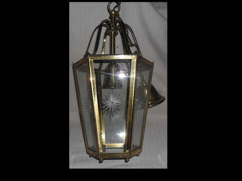 ATTRACTIVE METAL AND GLASS LANTERN