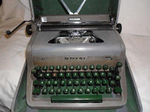 OLD ROYAL TYPEWRITER