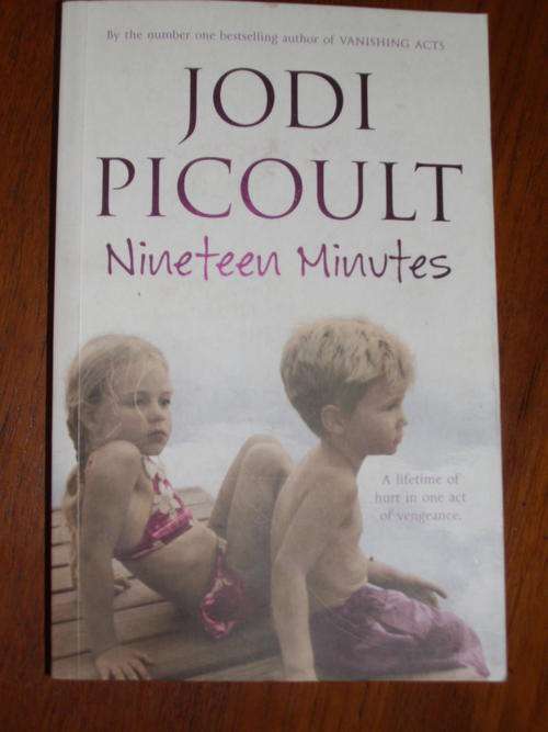 NINETEEN MINUTES by Jodi Picoult (Softcover)