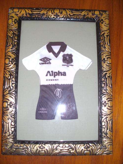 Framed ORLANDO PIRATES outfit