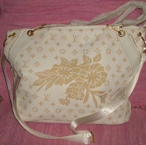 LOUIS VUITTON HANDBAG - LOVELY - SOFT COLOUR - OOZES CLASS!!!!