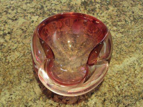 A MURANO GLASS ASHTRAY