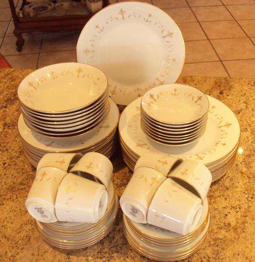 NORITAKE DINNER AND TEA SERVICE "COURTNEY"