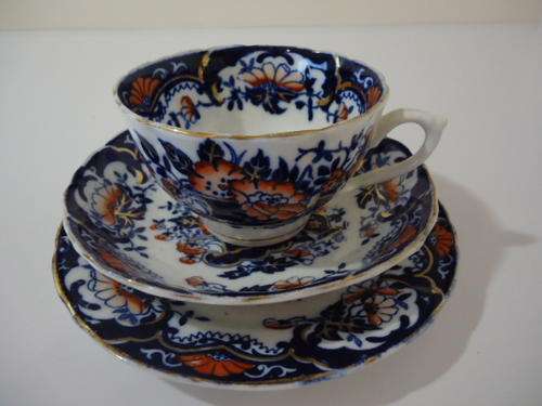 A BEAUTIFUL VICTORIAN IMARI TEA TRIO