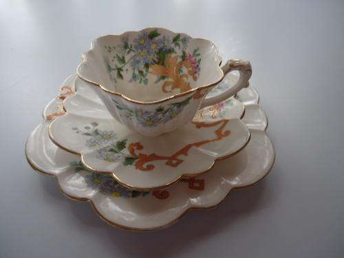 A BLUE DAISY WILEMAN TEA TRIO