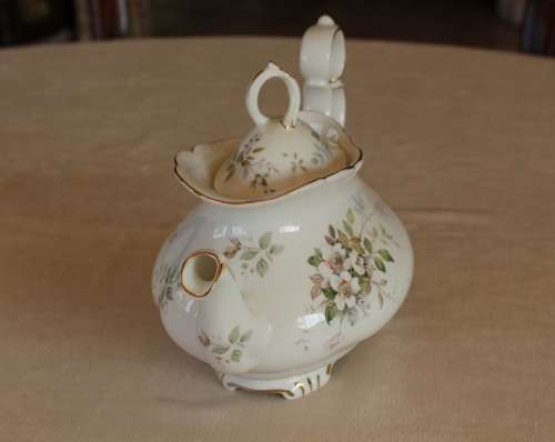 ROYAL ALBERT HAWORTH  LARGE TEAPOT