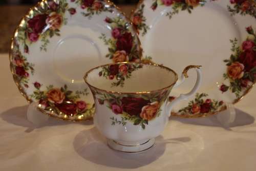 MINT CONDITION ROYAL ALBERT OLD COUNTRY ROSES TEA TRIO