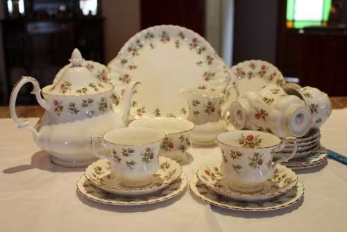 FANTASTIC ROYAL ALBERT 23pc WINSOME TEA SET MINT