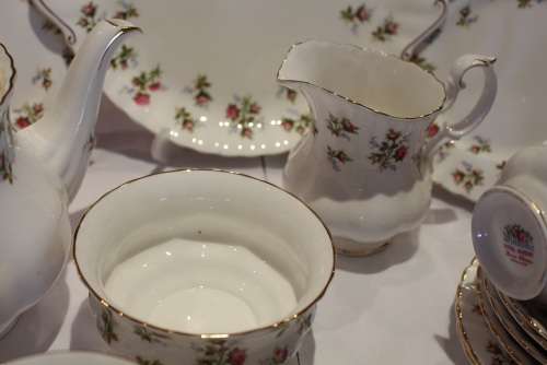 FANTASTIC ROYAL ALBERT 23pc WINSOME TEA SET MINT