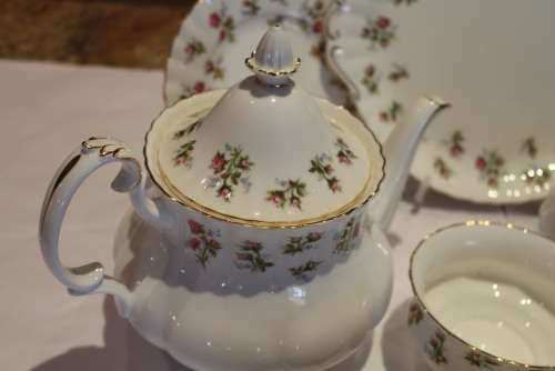 FANTASTIC ROYAL ALBERT 23pc WINSOME TEA SET MINT