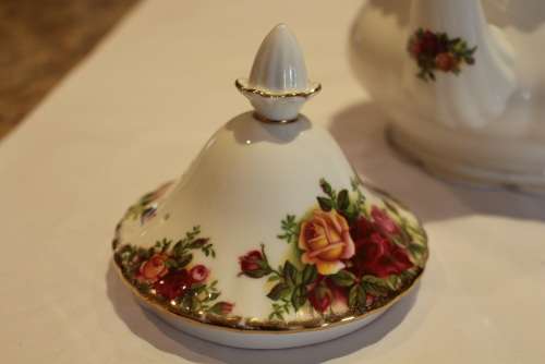 PRISTINE ROYAL ALBERT OLD COUNTRY ROSES TEAPOT