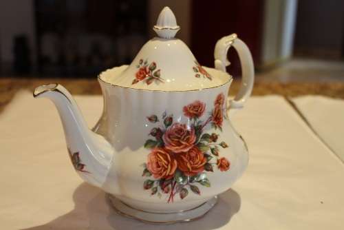 PRISTINE ROYAL ALBERT CENTENNIAL ROSE TEAPOT