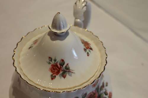 PRISTINE ROYAL ALBERT CENTENNIAL ROSE TEAPOT