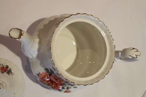 PRISTINE ROYAL ALBERT CENTENNIAL ROSE TEAPOT