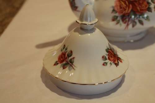 PRISTINE ROYAL ALBERT CENTENNIAL ROSE TEAPOT