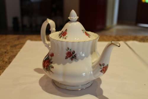 PRISTINE ROYAL ALBERT CENTENNIAL ROSE TEAPOT