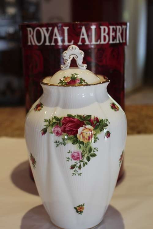 ROYAL ALBERT OLD COUNTRY ROSES CHELSEA VASE