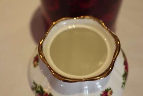 ROYAL ALBERT OLD COUNTRY ROSES CHELSEA VASE