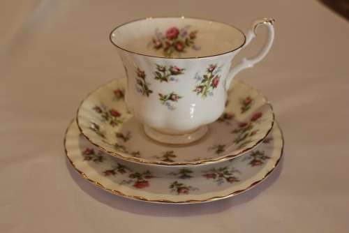 SUPERB ROYAL ALBERT WINSOME TEA TRIO